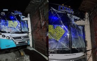 Choca camión del transporte público contra casa en Toluca