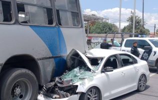 Choque entre Jetta y autobús causa caos vial rumbo a CDMX en Texcoco