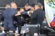 Cierra Permanente a empujones y golpes de Alito