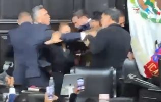 Cierra Permanente a empujones y golpes de Alito