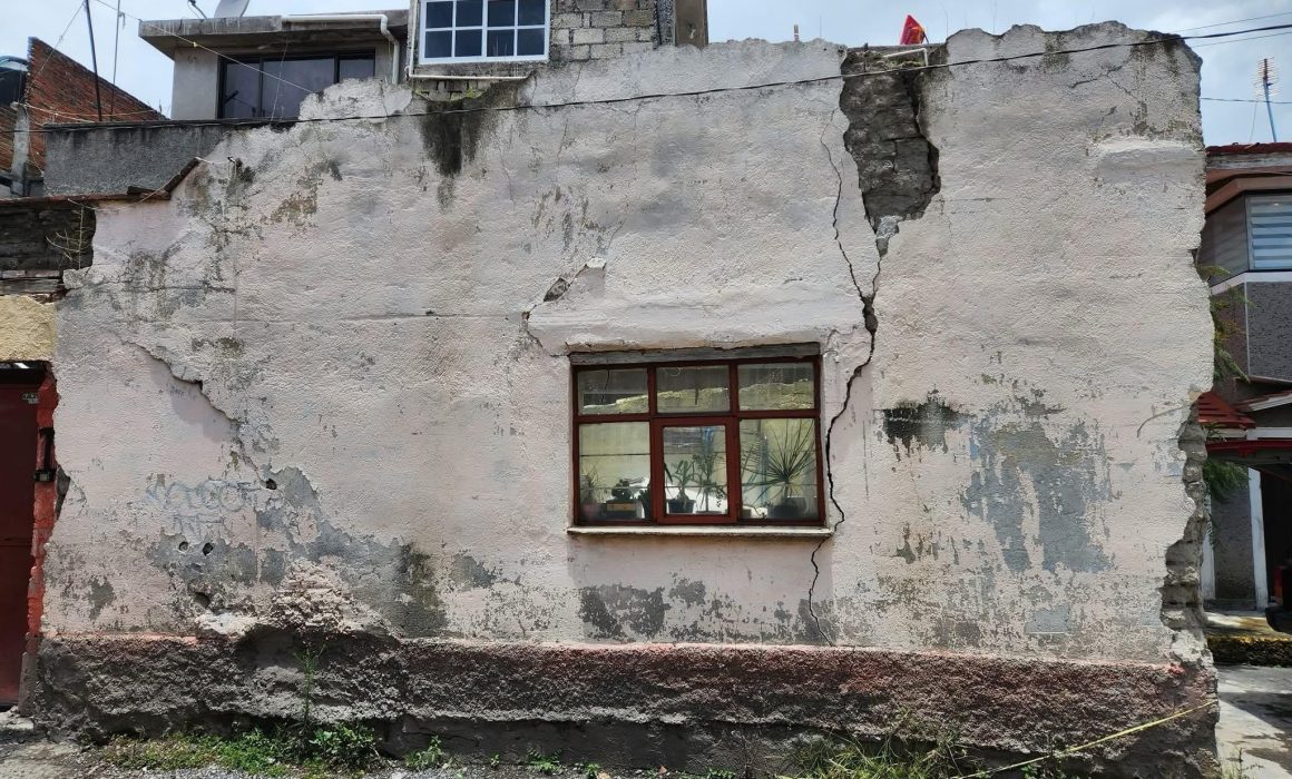 Denuncian vecinos una casa a punto de derrumbarse en Toluca 