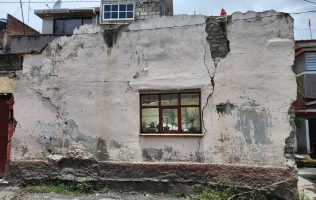Denuncian vecinos una casa a punto de derrumbarse en Toluca