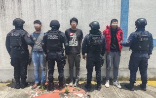 Detienen a 3 hombres armados tras persecución en Toluca