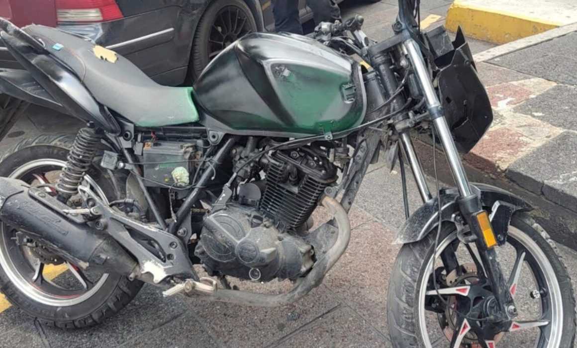 Detienen a hombre y menor con arma y motocicleta robada en Naucalpan