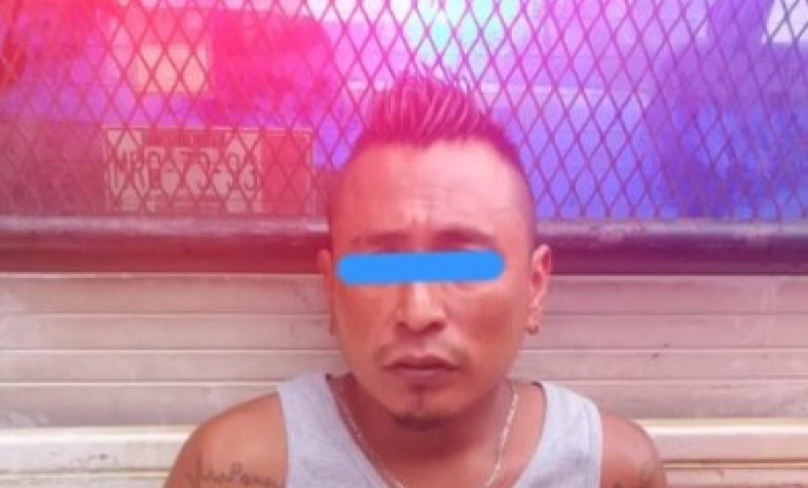 Detienen en Ozumba a hombre por grabar a menor en baño público
