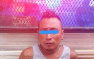 Detienen en Ozumba a hombre por grabar a menor en baño público