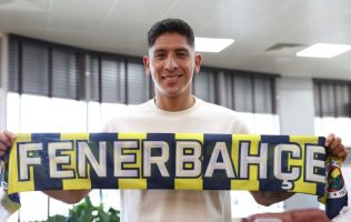 Arriba Edson Álvarez a Estambul para firmar con Fenerbahce