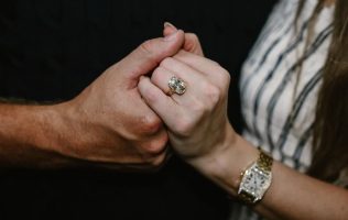 El anillo de Taylor Swift no es el más caro del siglo 21