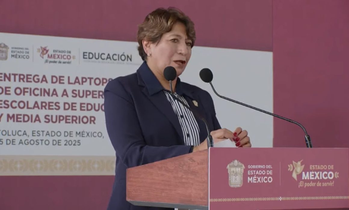 Entrega Delfina Gómez equipo para supervisores escolares