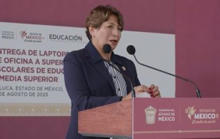 Entrega Delfina Gómez equipo para supervisores escolares
