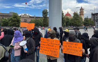 Entrega Enjambre Estudiantil de la UAEMéx pliego petitorio