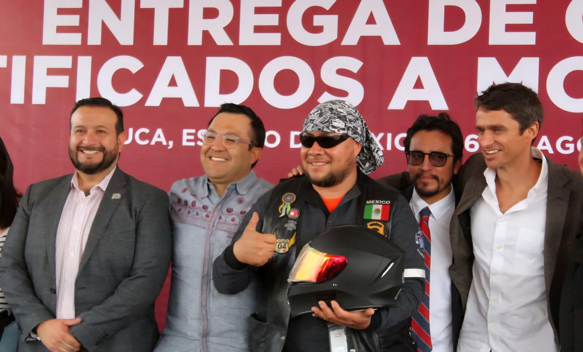 Entregan autoridades de Toluca cascos a motociclistas