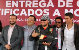 Entregan autoridades de Toluca cascos a motociclistas