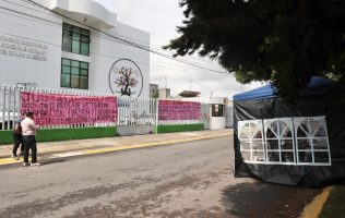 Exigen justicia por la toma de instalaciones de la CEAVEM en Metepec