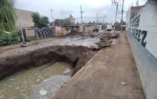 Exigen reparar socavón frente a escuela; Xóchitl Flores incumple promesa