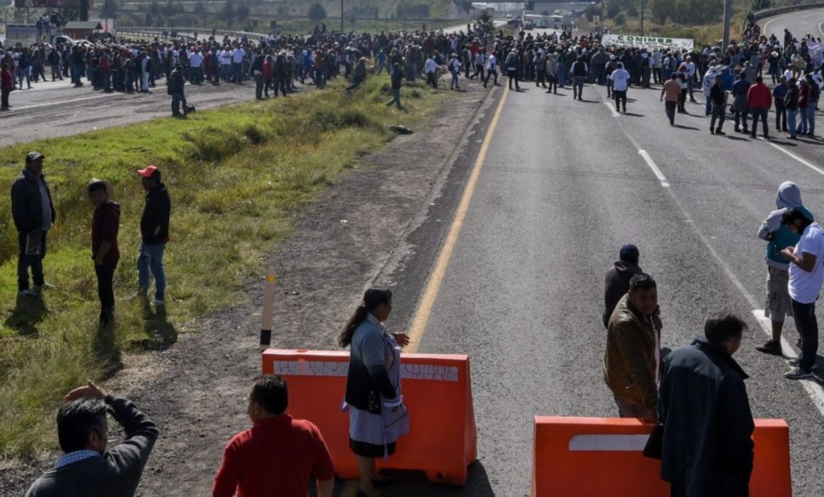 Exigen transportistas freno a extorsiones y cierran México-Querétaro