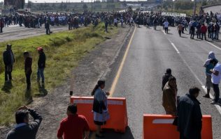 Exigen transportistas freno a extorsiones y cierran México-Querétaro