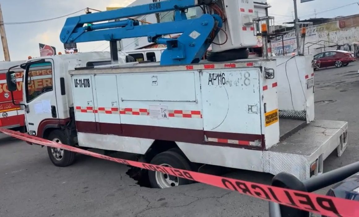 Cae a socavón sobre Av. R1: incapacidad de Azucena por mejorar vialidades