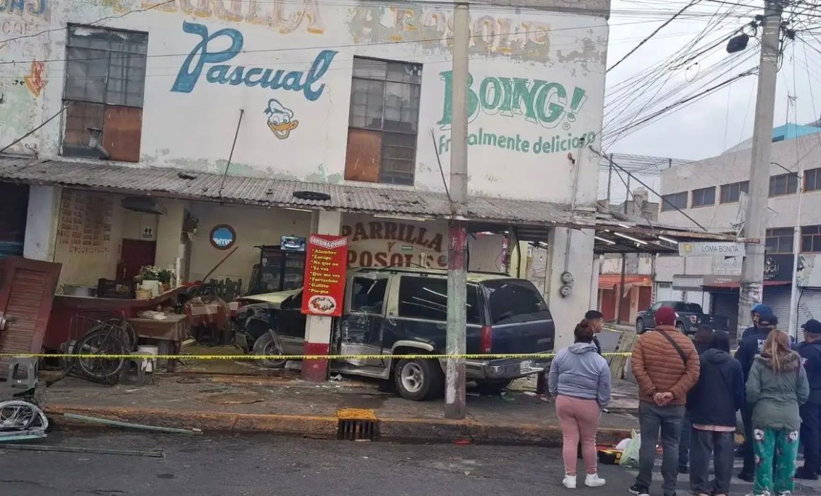 Impacta camioneta contra pozolería en Neza; hay 1 herido grave