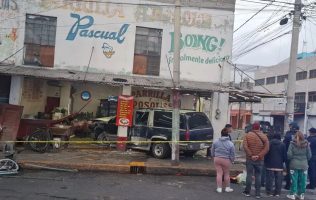 Impacta camioneta contra pozolería en Neza; hay 1 herido grave