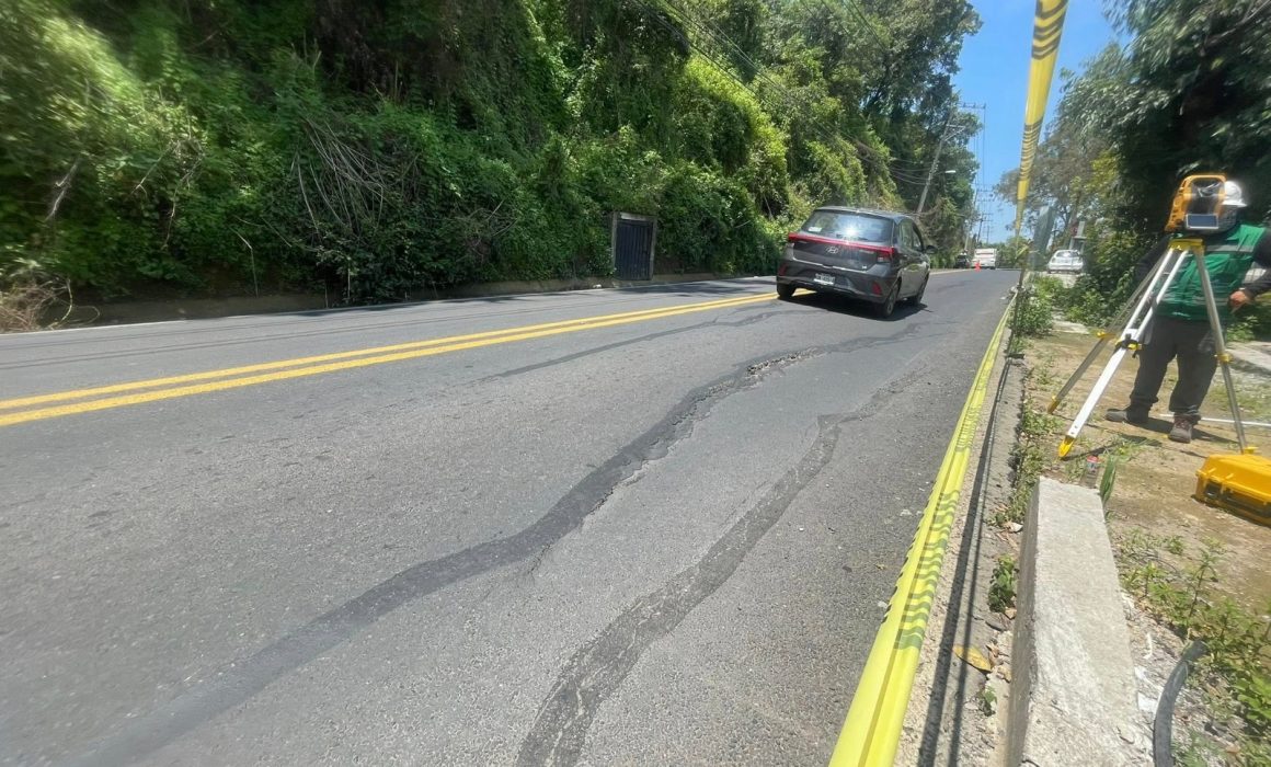 Inicia reparación de tramo hundido en carretera de Valle de Bravo