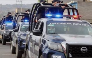 Intenta menor evadir policías y lo agarran con aparente droga