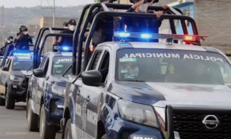 Intenta menor evadir policías y lo agarran con aparente droga