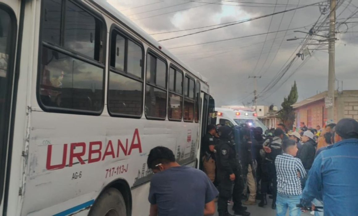 Intentan linchar a chofer de autobús que arrolló a un adulto mayor en Toluca