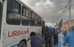 Intentan linchar a chofer de autobús que arrolló a un adulto mayor en Toluca