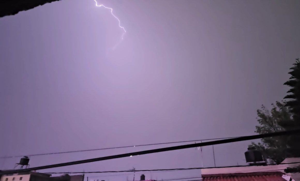 Inundación en Neza por lluvias