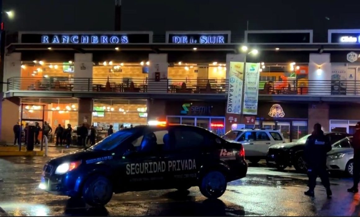 Irrumpen hombres armados a restaurante en Toluca y atacan a 2