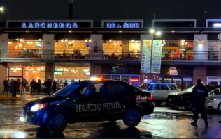Irrumpen hombres armados a restaurante en Toluca y atacan a 2