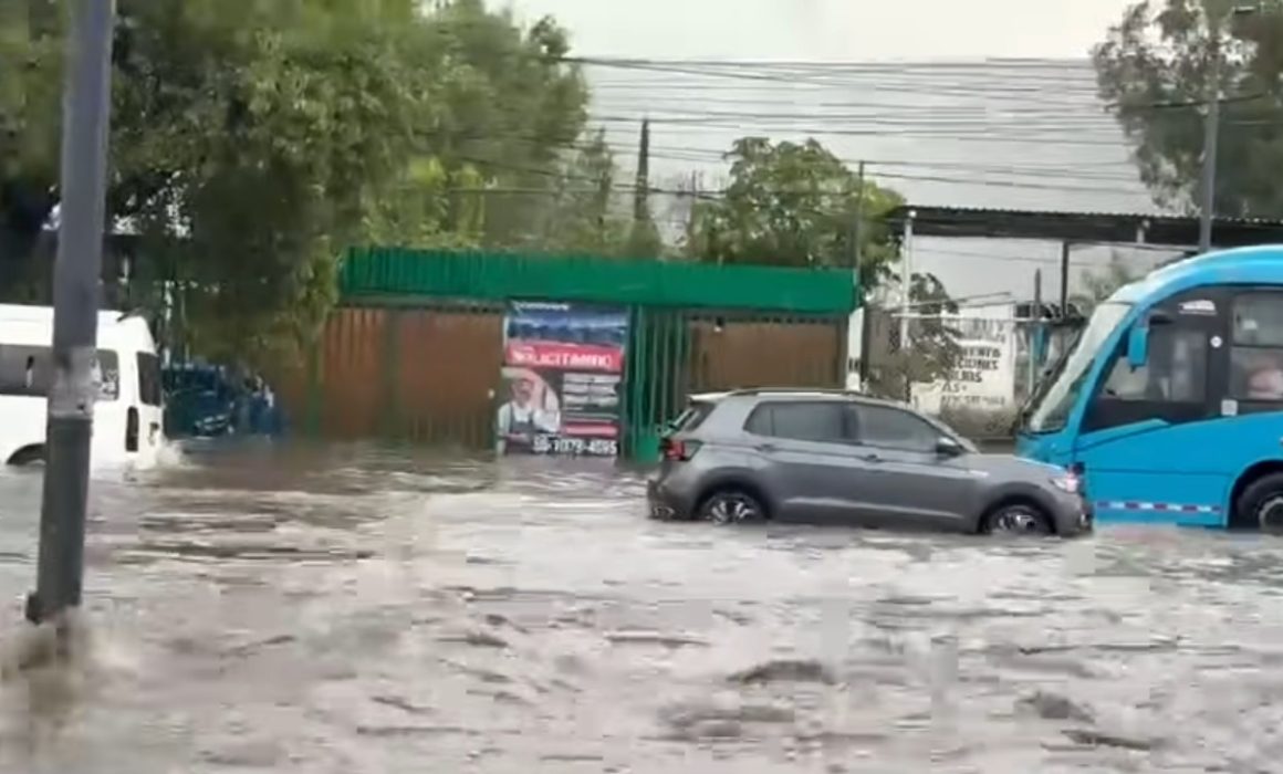 Lenta circulación en Ecatepec tras precipitaciones