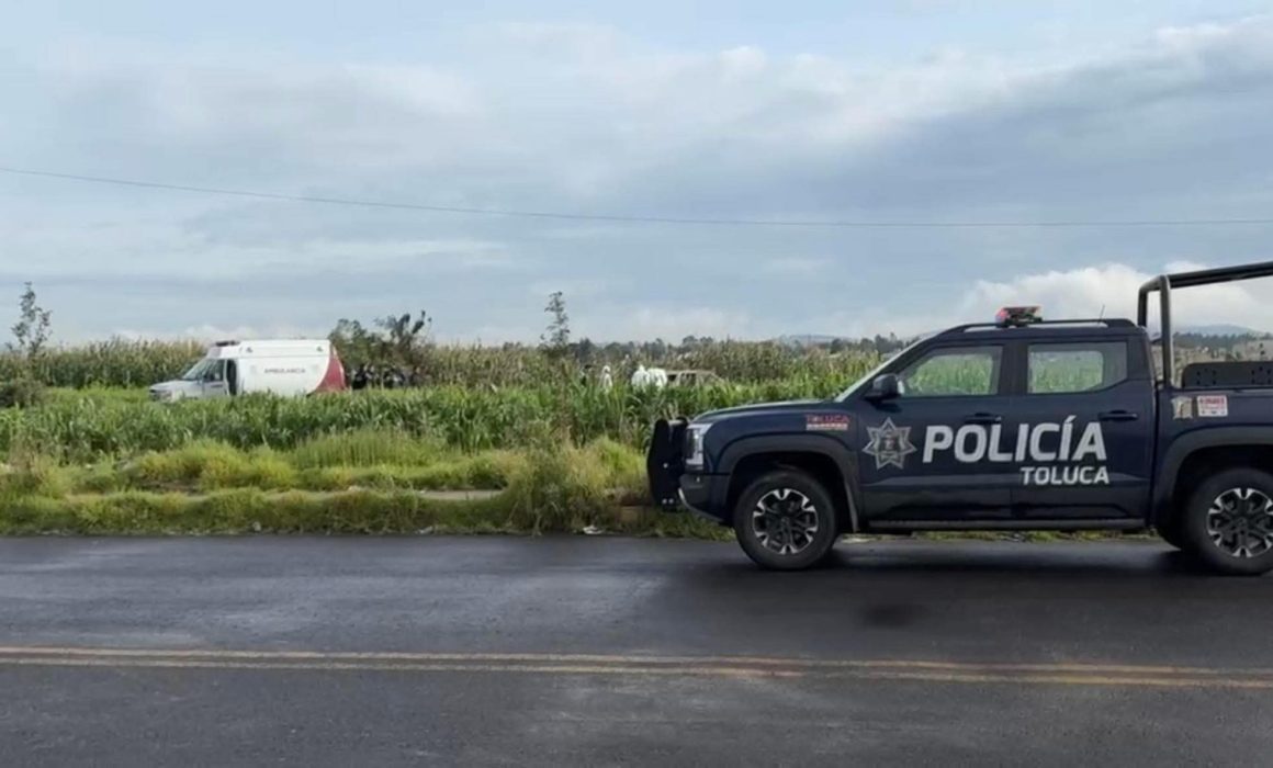 Localizan automóvil en llamas a un costado de carretera en Toluca; hay un fallecido