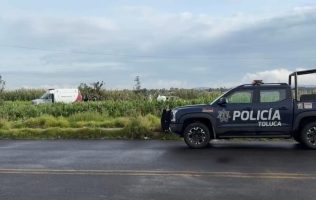 Localizan automóvil en llamas a un costado de carretera en Toluca; hay un fallecido