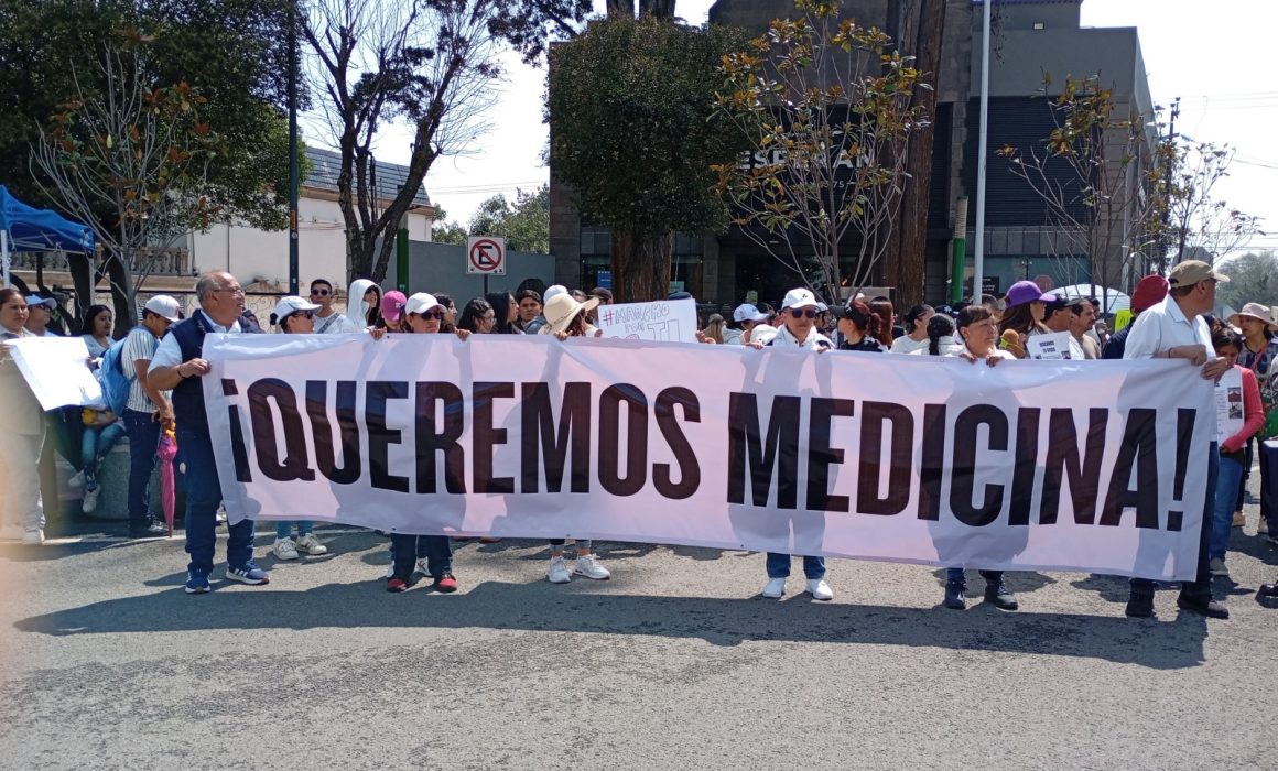 Marchan para exigir medicamentos en Toluca