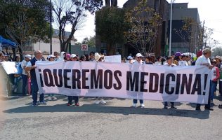 Marchan para exigir medicamentos en Toluca