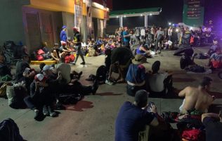 Migrantes de la caravana rechazan propuesta del INM para documentarlos