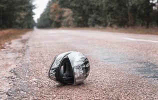 Muere bike tras chocar contra automovilista en avenida Central