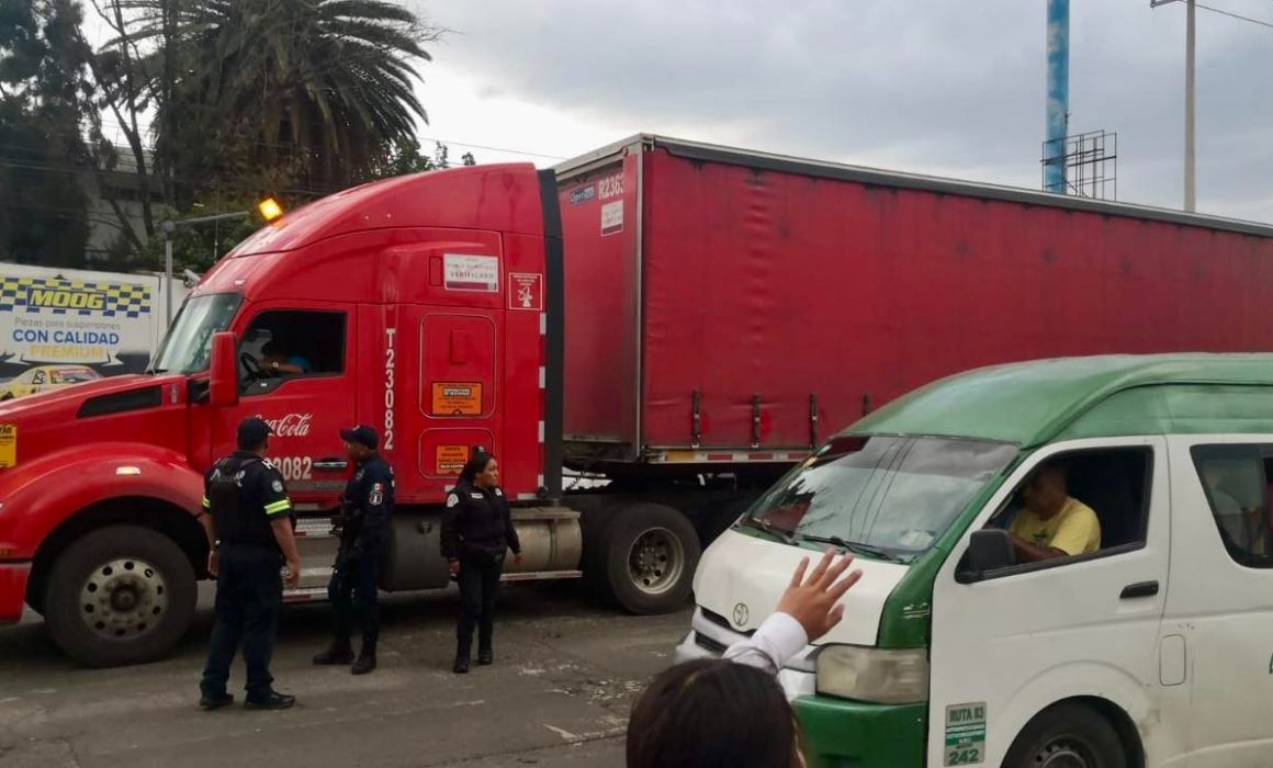 Muere limpiaparabrisas atropellado por tráiler en Texcoco