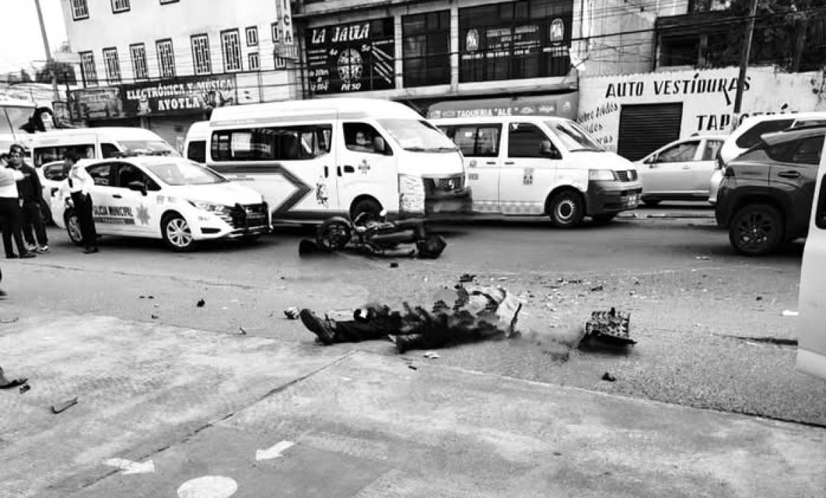 Muere motociclista tras choque con combi en Ixtapaluca