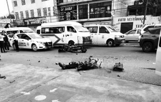 Muere motociclista tras choque con combi en Ixtapaluca
