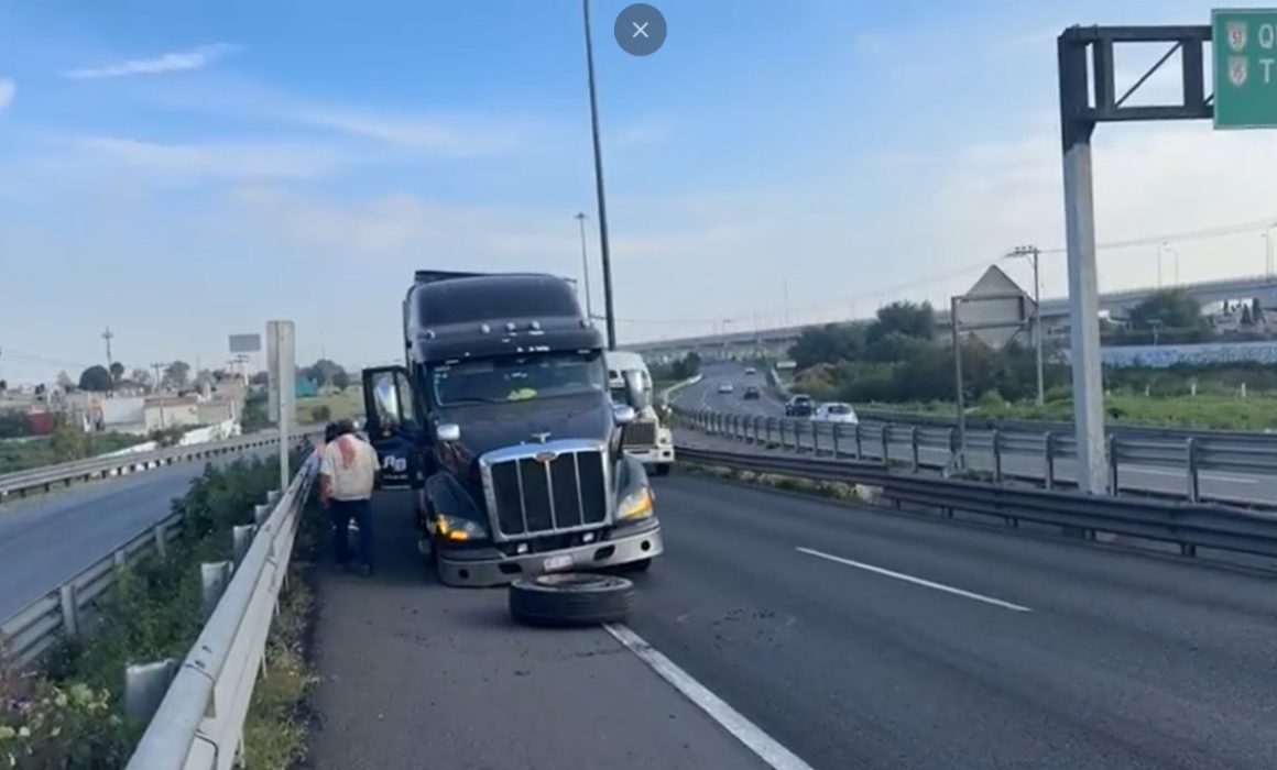 Pierde llanta y provoca caos vial en el Circuito Exterior Mexiquense