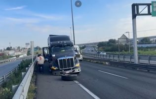 Pierde llanta y provoca caos vial en el Circuito Exterior Mexiquense
