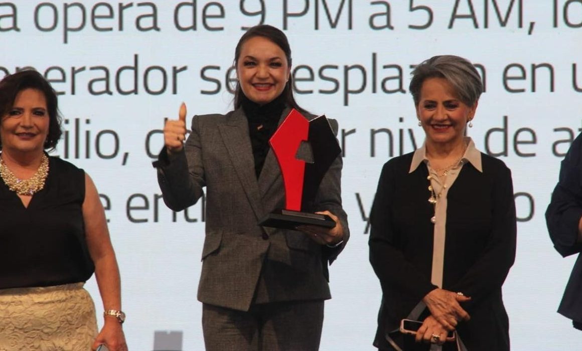 Premian a alcaldesa de Amecameca pese a críticas