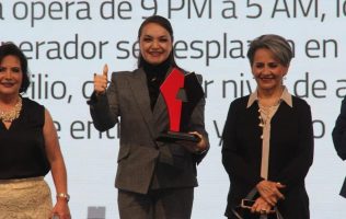 Premian a alcaldesa de Amecameca pese a críticas