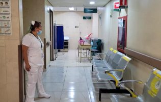 Protestan por falta de derechos laborales en hospital de La Paz