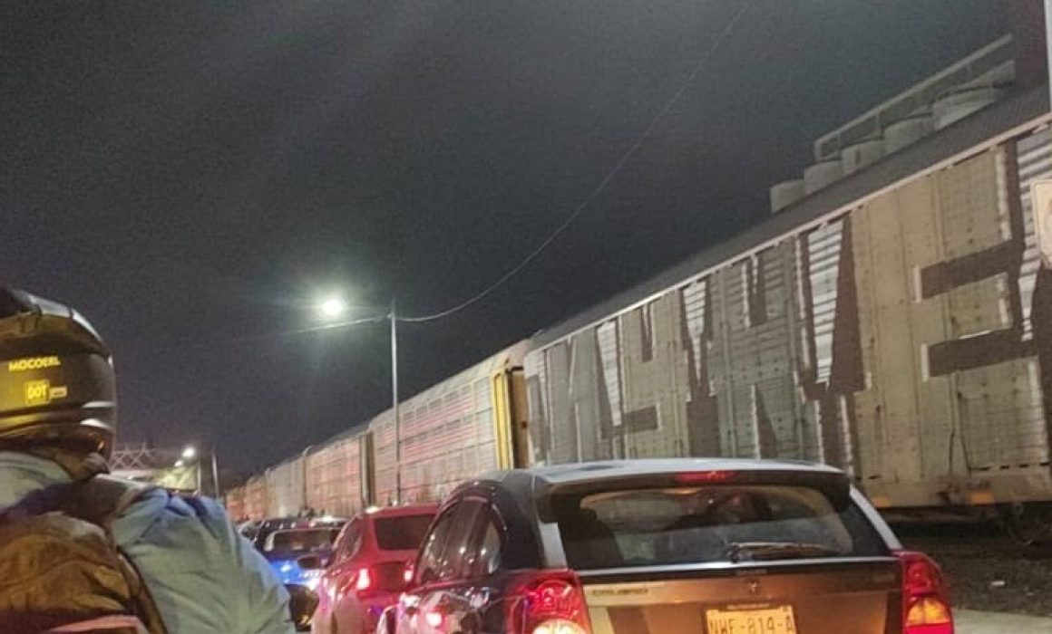 Provoca desorden vial tren atravesado en Toluca