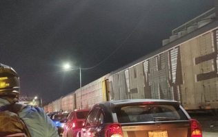 Provoca desorden vial tren atravesado en Toluca