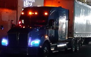 Provoca riesgo tráiler en oficinas de Iván Millán en Amecameca